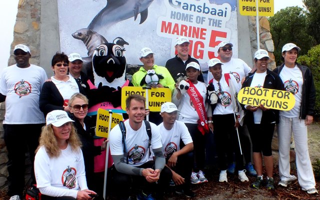 Die Pikkewynstappers neem afskeid van hulle mede-Gansbaaistappers - nou wag die lang pad tot by Boulders Beach, Simonstad